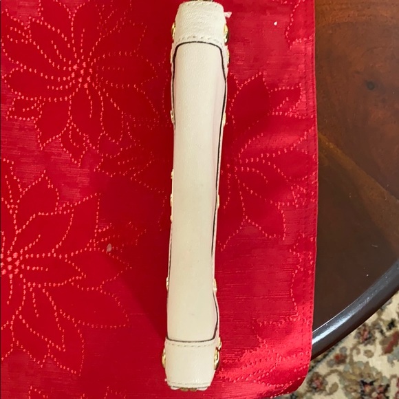 Michael Kors cream wallet with gold hardware - Picture 4 of 7